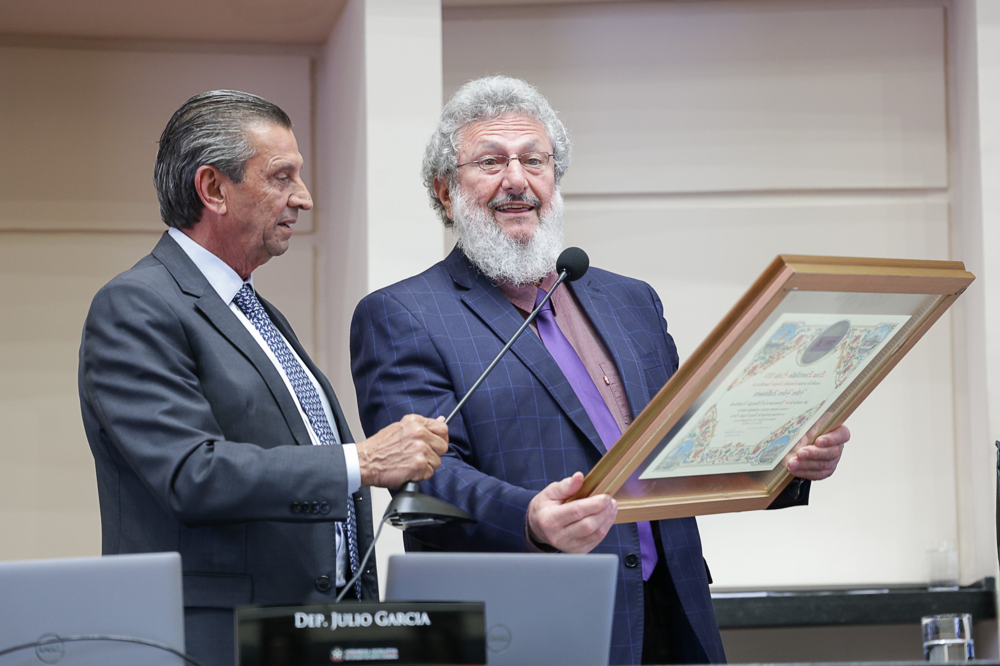 Deputado Padre Pedro recebe Bênção Apostólica do Papa pelos 40 anos de sacerdócio