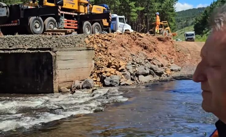 Ponte sobre o Rio da Casa é instalada e garante acesso à comunidade do Alto Canoinhas