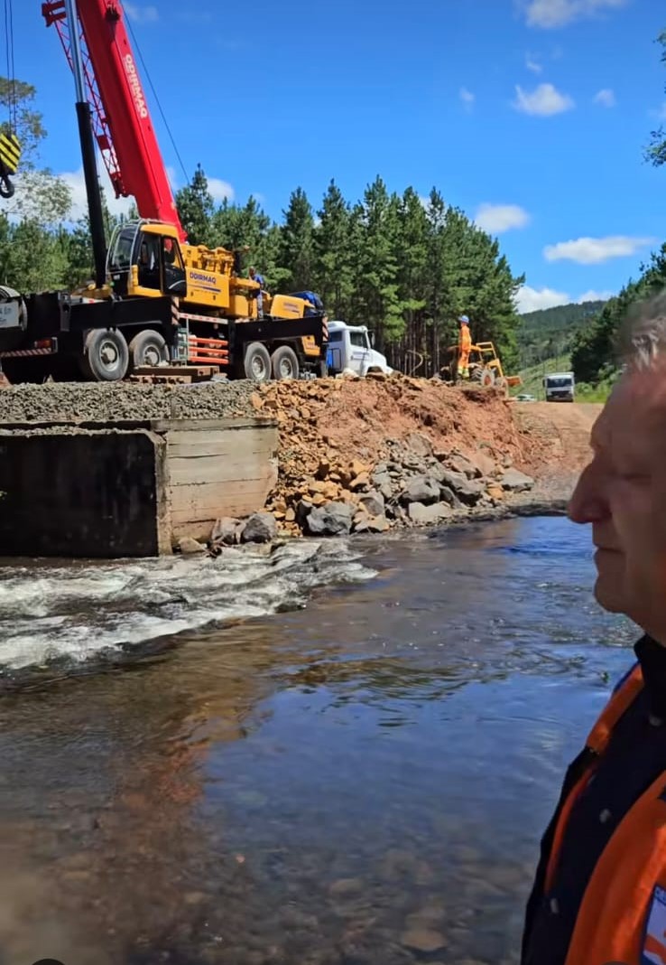 Ponte sobre o Rio da Casa é instalada e garante acesso à comunidade do Alto Canoinhas