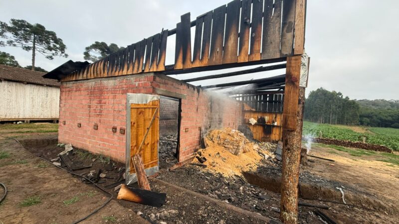 Incêndio destrói estufa de fumo no interior de Bela Vista do Toldo