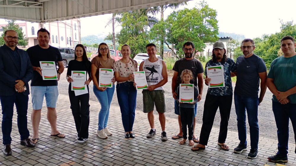 Santa Terezinha entrega Certidões de Regularização Fundiária a famílias do município