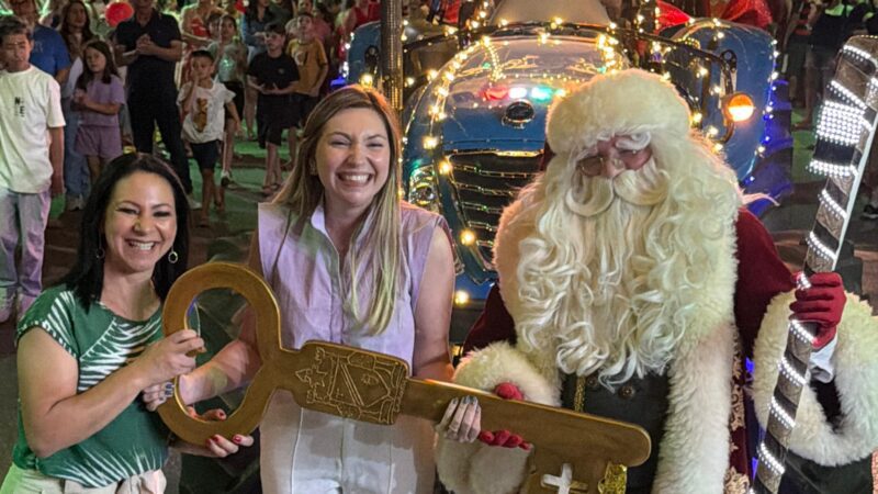 Prefeita Juliana presta homenagem aos agricultores ao chegar de trator no Desfile de Natal em Canoinhas