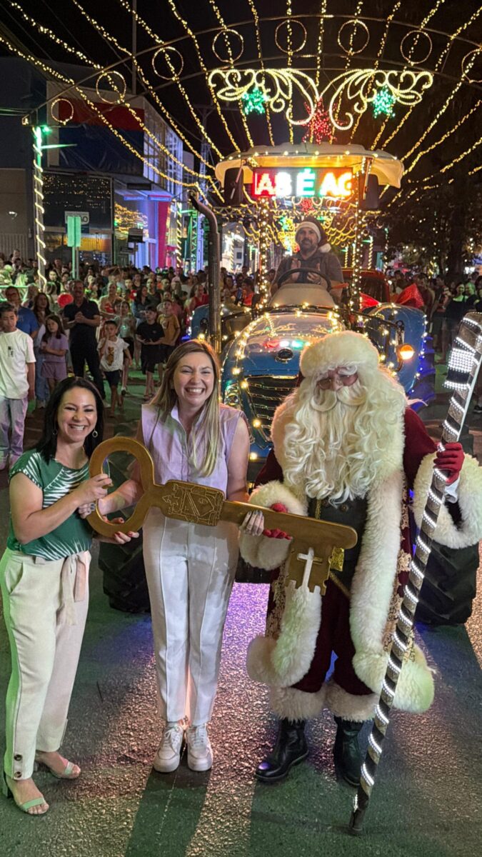 Prefeita Juliana presta homenagem aos agricultores ao chegar de trator no Desfile de Natal em Canoinhas