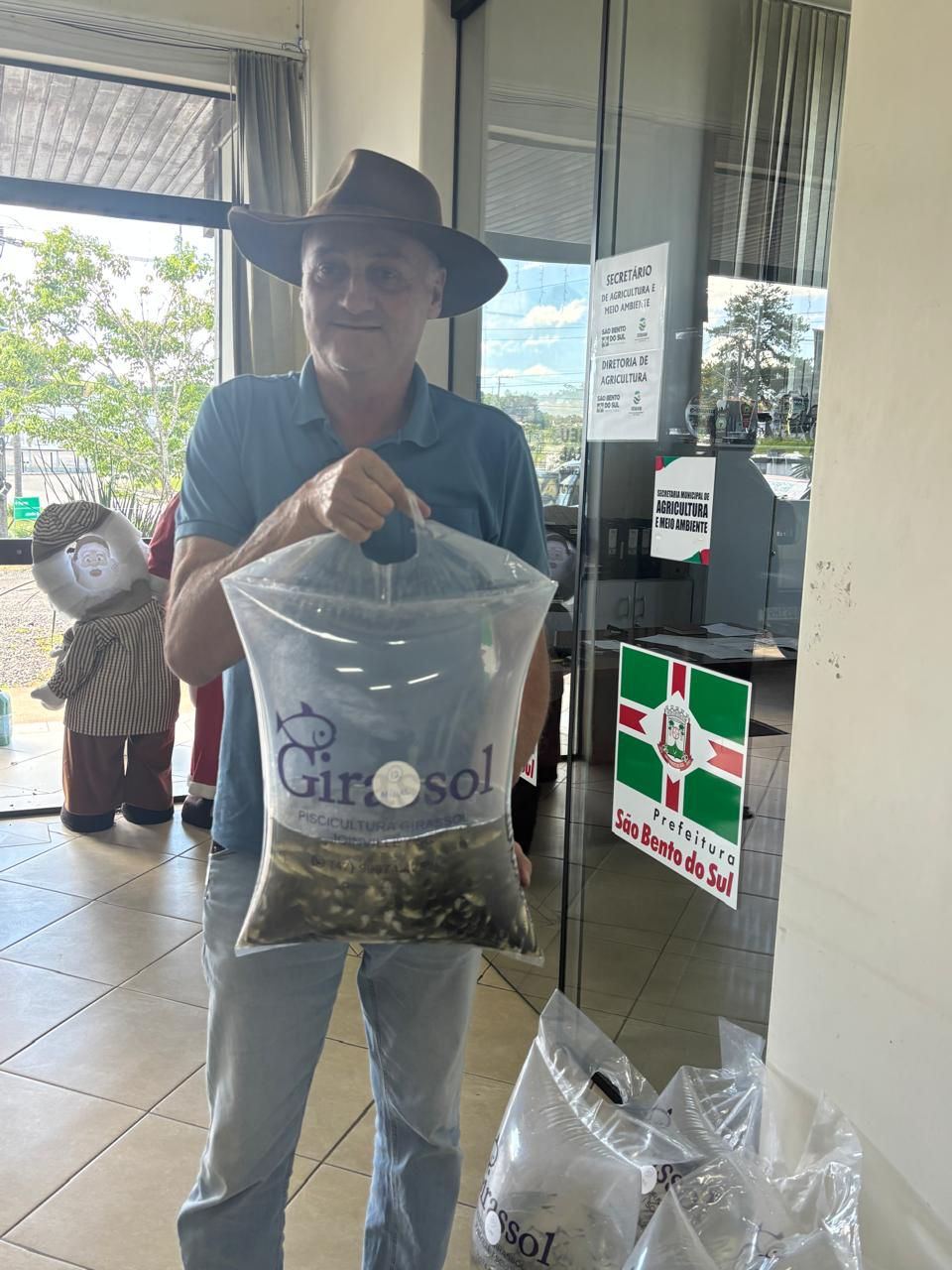Agricultores recebem mais de 12 mil alevinos e impulsionam a piscicultura em São Bento do Sul