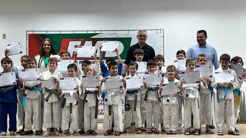 Judô de São Bento celebra conquista de 53 atletas em emocionante cerimônia de graduação