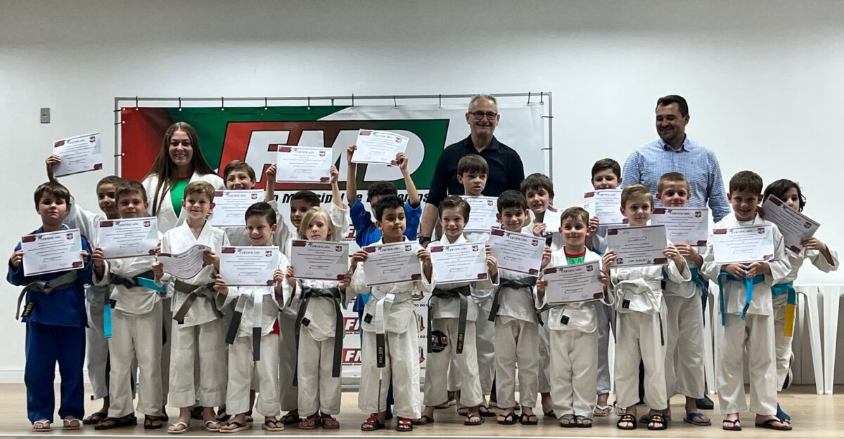 Judô de São Bento celebra conquista de 53 atletas em emocionante cerimônia de graduação