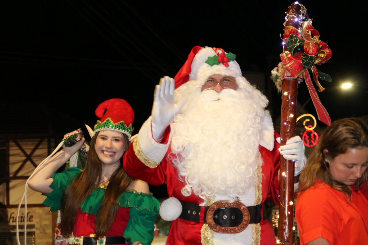 Desfile de Natal 2025 encanta São Bento do Sul com cores, música e espírito de união