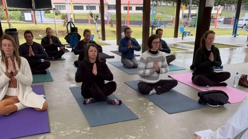 São Bento do Sul promove manhã de bem-estar com prática de yoga no EcoParque do SAMAE
