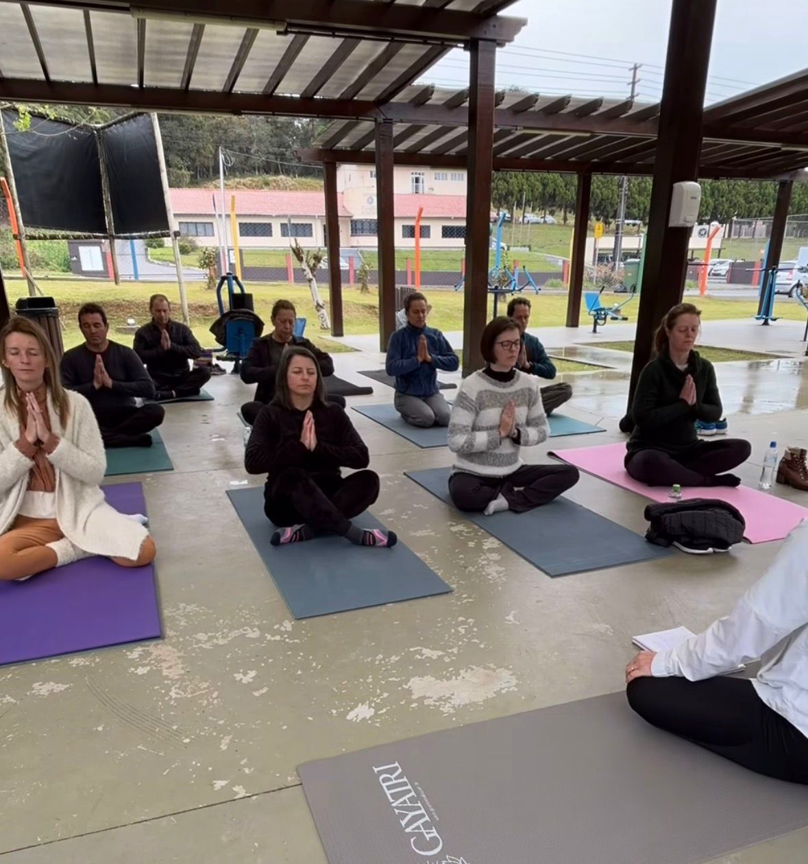 São Bento do Sul promove manhã de bem-estar com prática de yoga no EcoParque do SAMAE