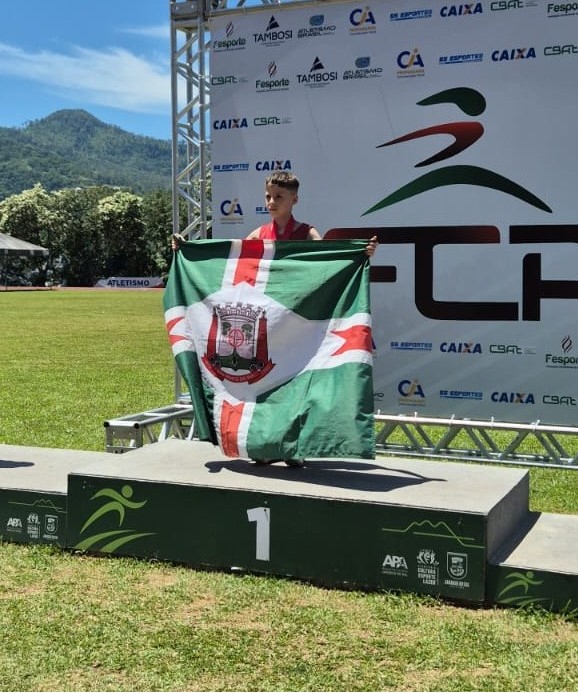 Atletismo: Atleta de São Bento faz história e quebra recorde estadual em Jaraguá do Sul