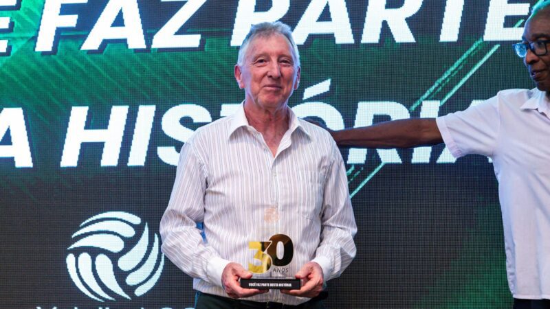 Atleta da equipe masculina de Voleibol dos Jasti de São Bento do Sul é homenageado em Florianópolis