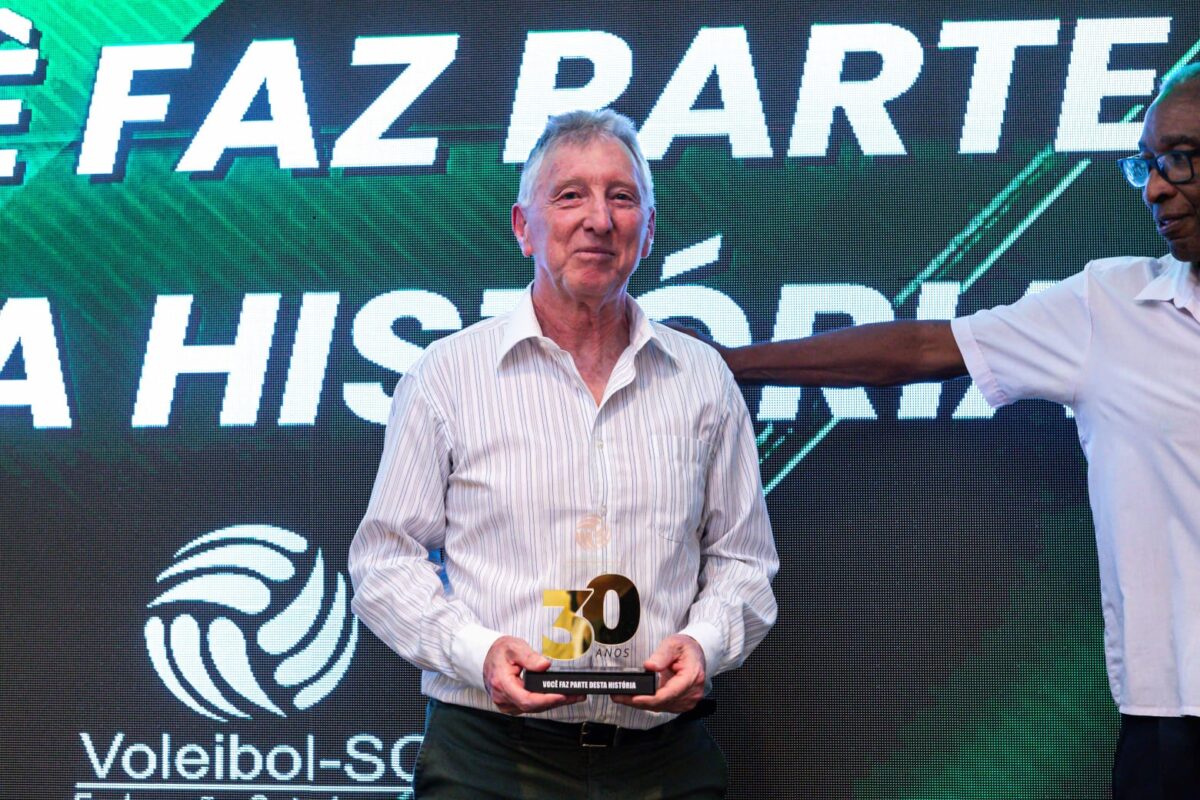 Atleta da equipe masculina de Voleibol dos Jasti de São Bento do Sul é homenageado em Florianópolis