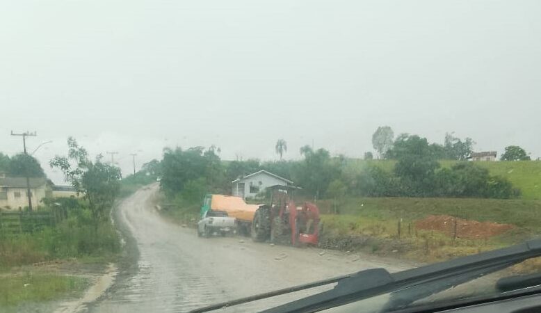 Utilidade Pública: Estrada Principal em Santa Terezinha dificulta trânsito de veículos pesados
