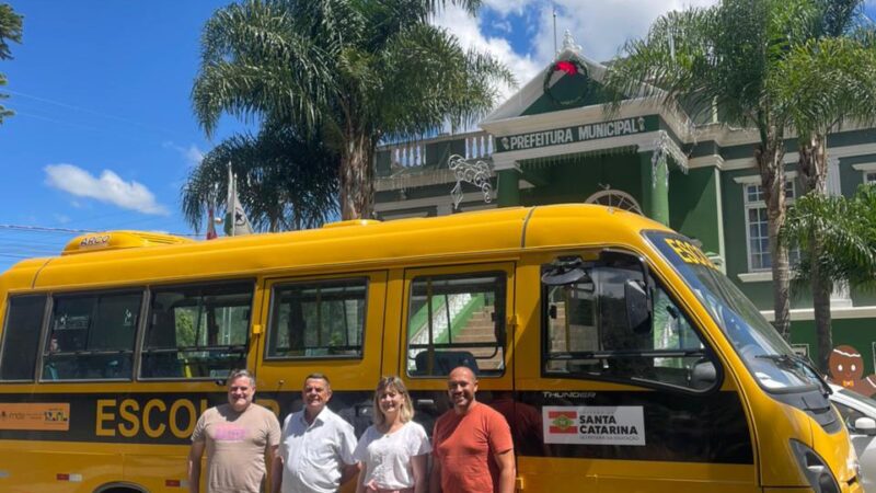 Campo Alegre recebe novo ônibus escolar acessível do Governo do Estado