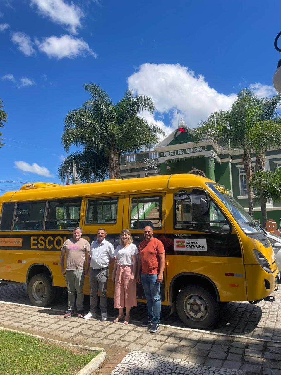 Campo Alegre recebe novo ônibus escolar acessível do Governo do Estado