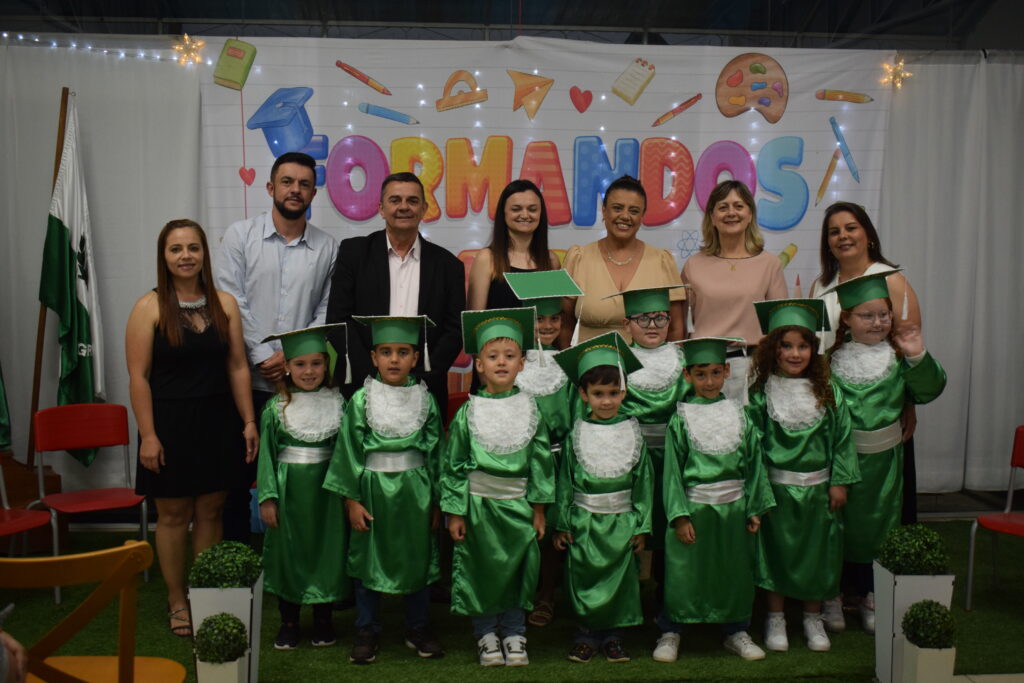 Formaturas da Pré-Escola II Celebram 155 Pequenos Formandos em Campo Alegre