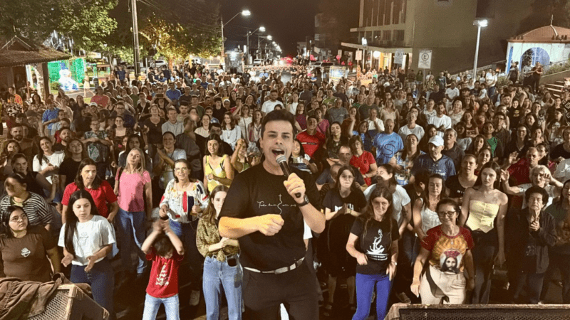 Fé e música marcam noite do Natal em Família de Canoinhas, mesmo com clima instável