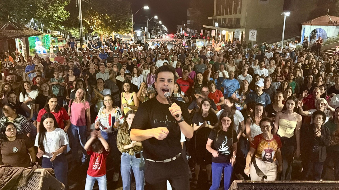 Fé e música marcam noite do Natal em Família de Canoinhas, mesmo com clima instável