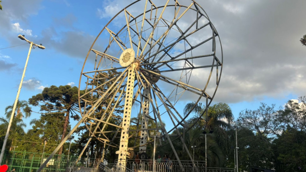 Roda-gigante passa a integrar o Natal em Família e se torna nova atração no centro de Canoinhas