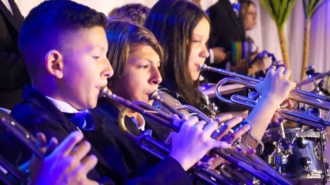 Concerto da Solidariedade emociona público com homenagem a Roberto Carlos em Canoinhas