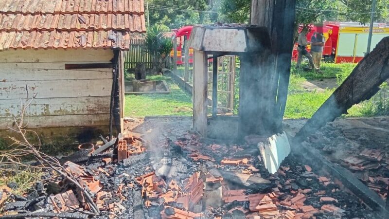 Incêndio atinge residência desabitada no bairro Bela Vista do Sul, em Mafra