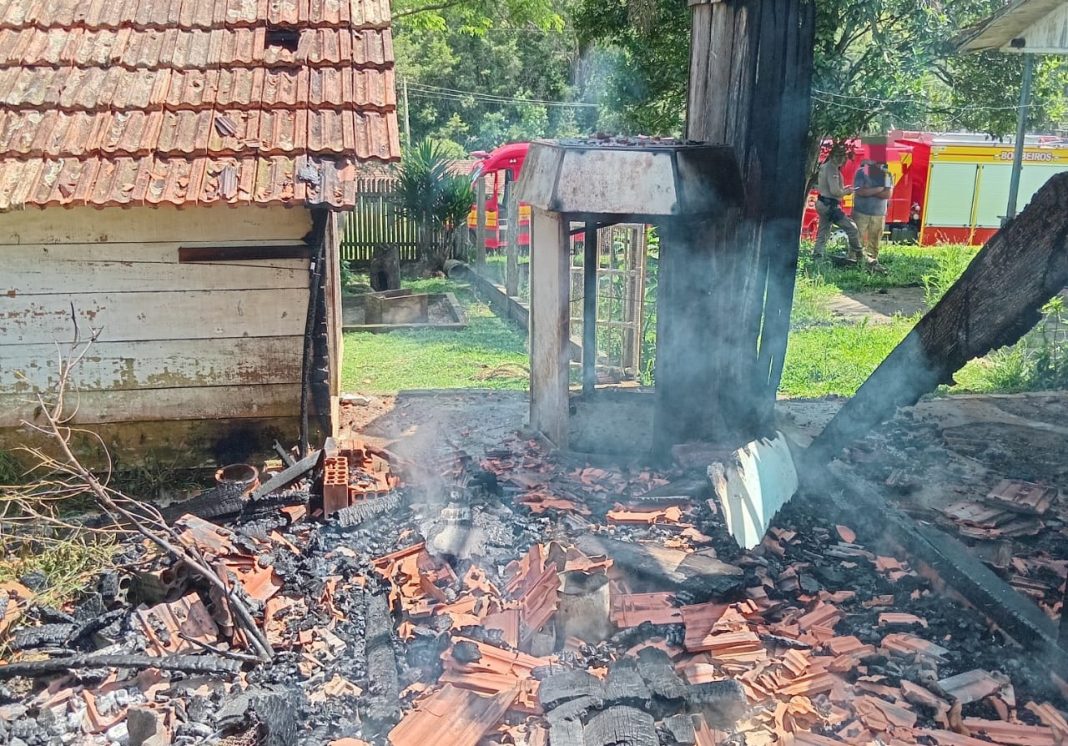 Incêndio atinge residência desabitada no bairro Bela Vista do Sul, em Mafra