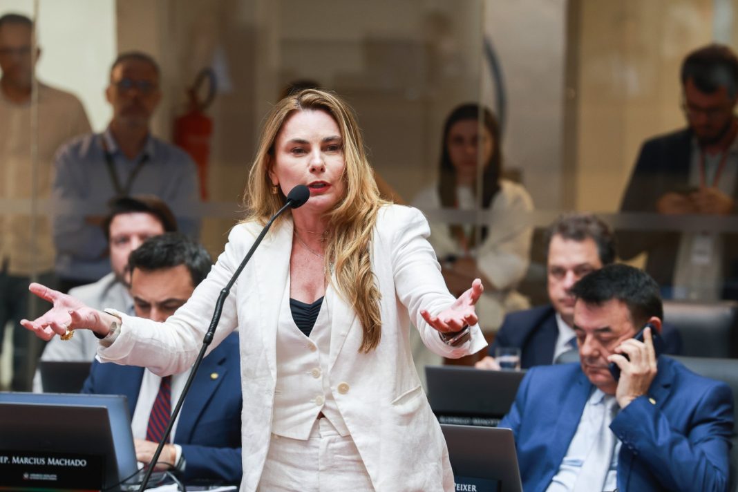 Alesc aprova projeto que proíbe cotas em universidades; debate gera reação e discurso forte da deputada Paulinha