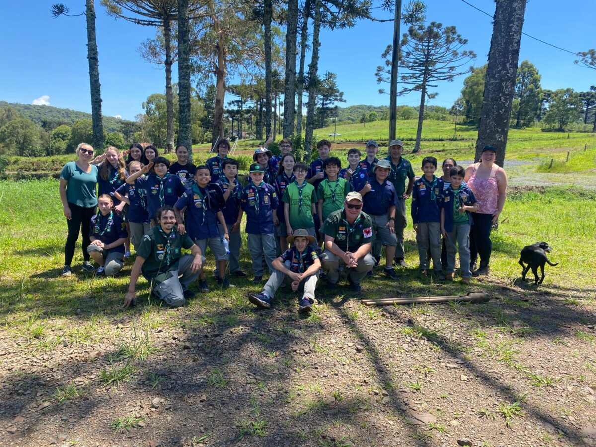 Plantio de 100 araucárias mobiliza escoteiros e secretaria em ação ambiental no horto municipal