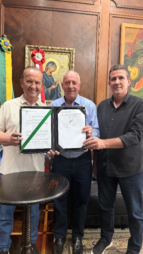 Governador Jorginho Mello sanciona lei do deputado Oscar Gutz que proíbe reconstituição de leite em pó importado em SC