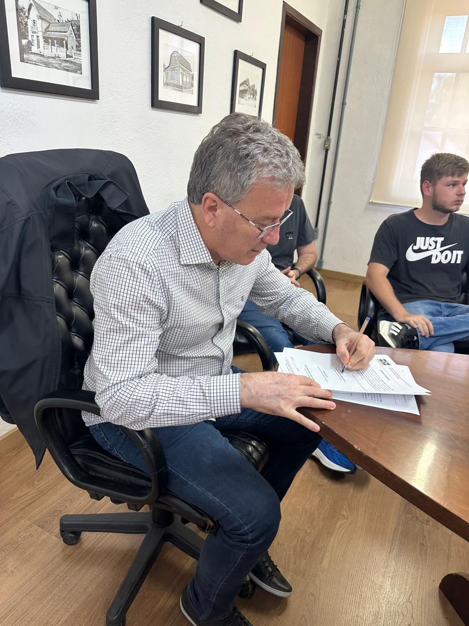 Prefeitura assina ordem de serviço para requalificação da Estrada Cruzeiro