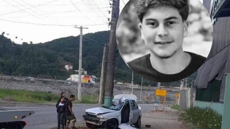 Jovem de 18 anos morre após carro colidir contra poste em Palhoça
