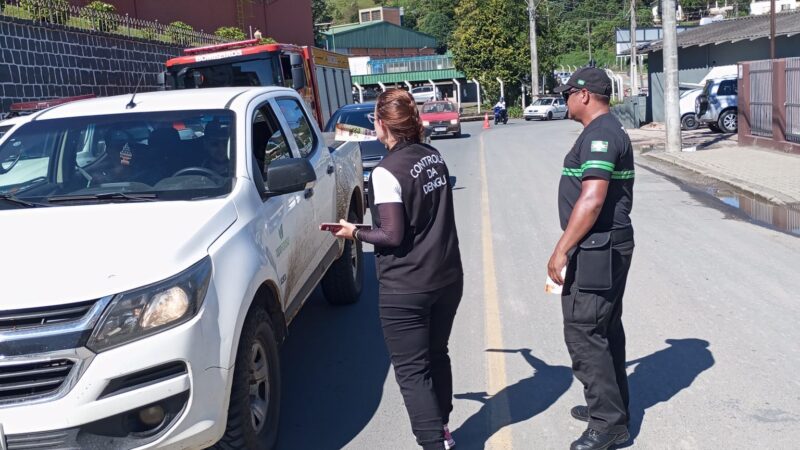 Panfletos são distribuídos em blitz educativa de combate à dengue em São Bento do Sul