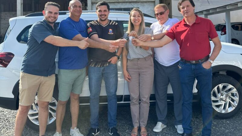 Deputado Oscar Gutz viabiliza novo veículo para transporte de pacientes em Santa Terezinha