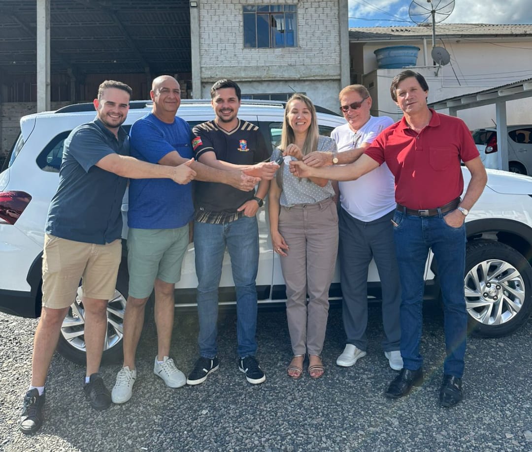 Deputado Oscar Gutz viabiliza novo veículo para transporte de pacientes em Santa Terezinha