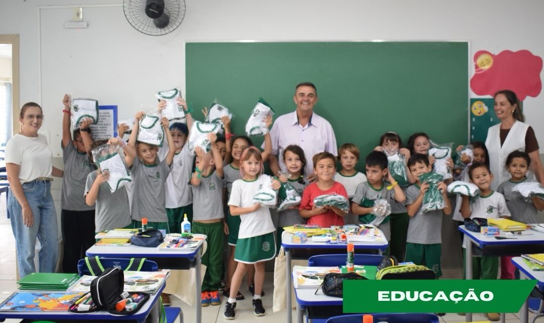 Campo Alegre entrega uniformes escolares de verão para alunos da rede municipal