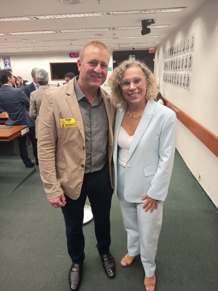 Trabalho que gera frutos: Cláudio Drozsdek garante trator para fortalecer comunidades do interior