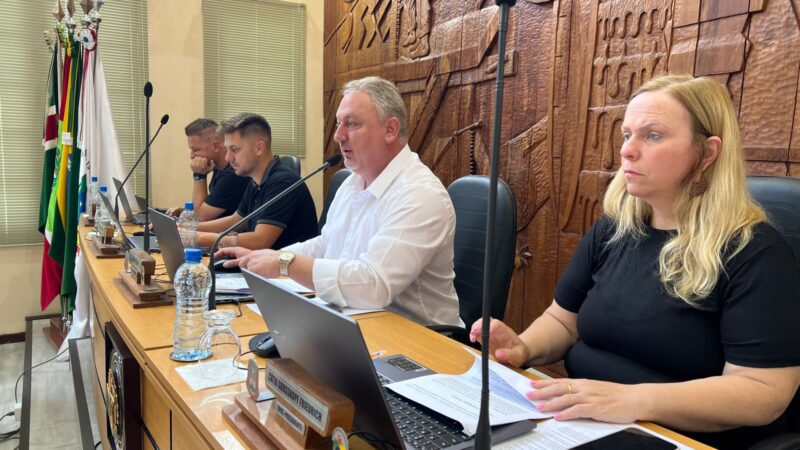 Projetos do Executivo são discutidos em sessão da Câmara