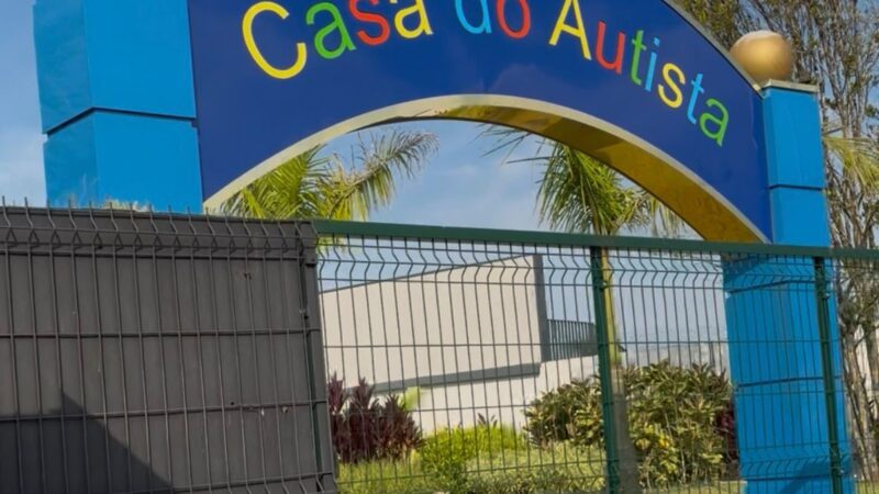 Cátia Friedrich conhece estrutura que atende mais de 200 crianças com autismo em Balneário Camboriú