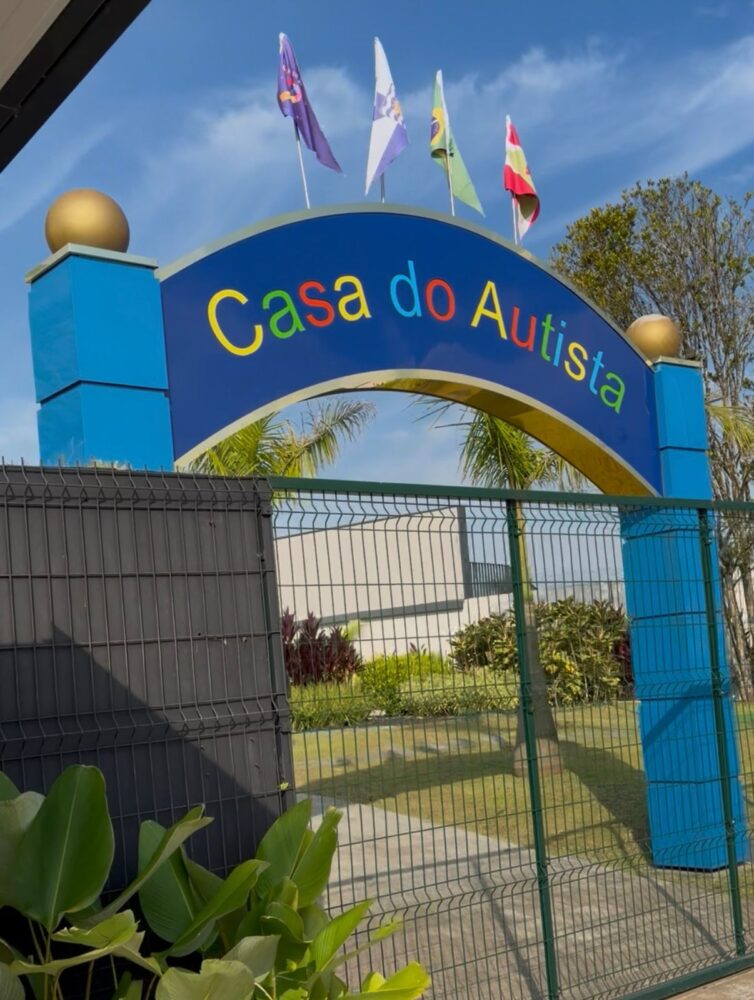 Cátia Friedrich conhece estrutura que atende mais de 200 crianças com autismo em Balneário Camboriú