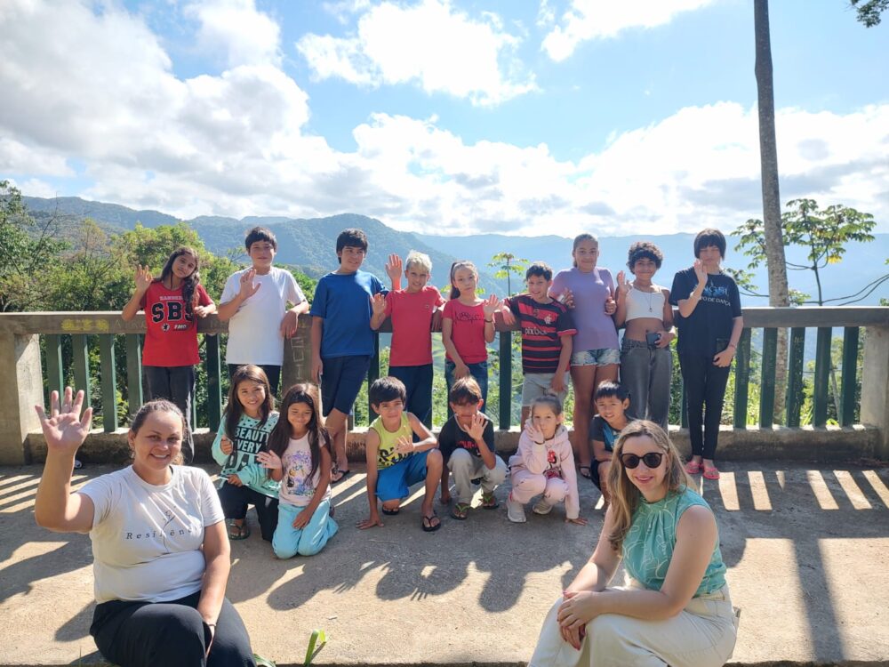 Crianças participam de passeio educativo no Parque das Aves