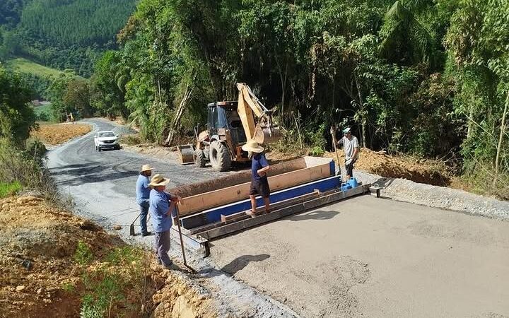 Deputado Tiago Zilli destina mais R$ 200 mil para concretagem de estradas rurais em Vidal Ramos