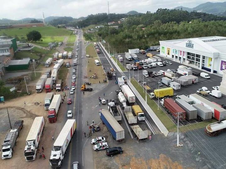 Possível greve dos caminhoneiros segue indefinida e mantém país em estado de alerta