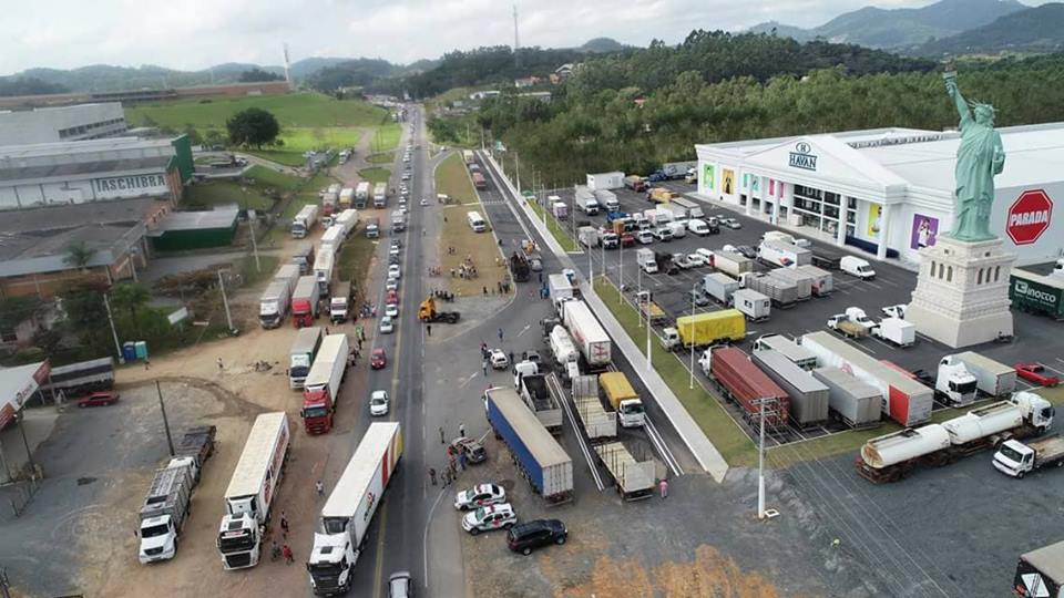 Possível greve dos caminhoneiros segue indefinida e mantém país em estado de alerta