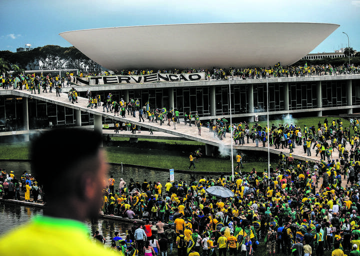 Empresários de SC são condenados por ajudar a pagar ônibus para atos de 8 de janeiro