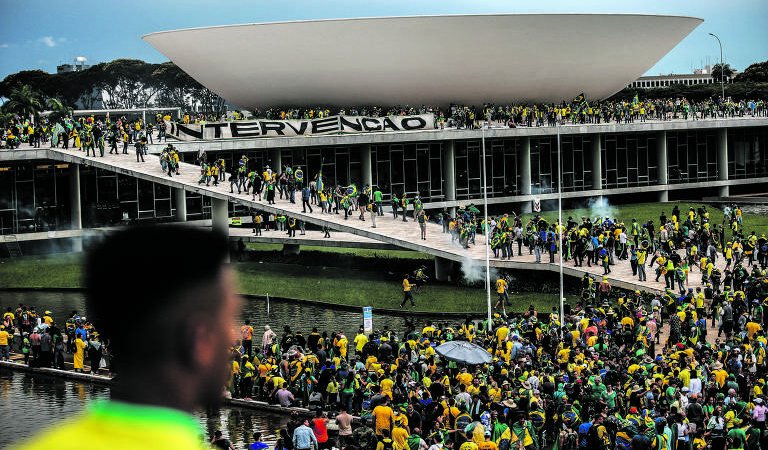 Empresários de SC são condenados por ajudar a pagar ônibus para atos de 8 de janeiro