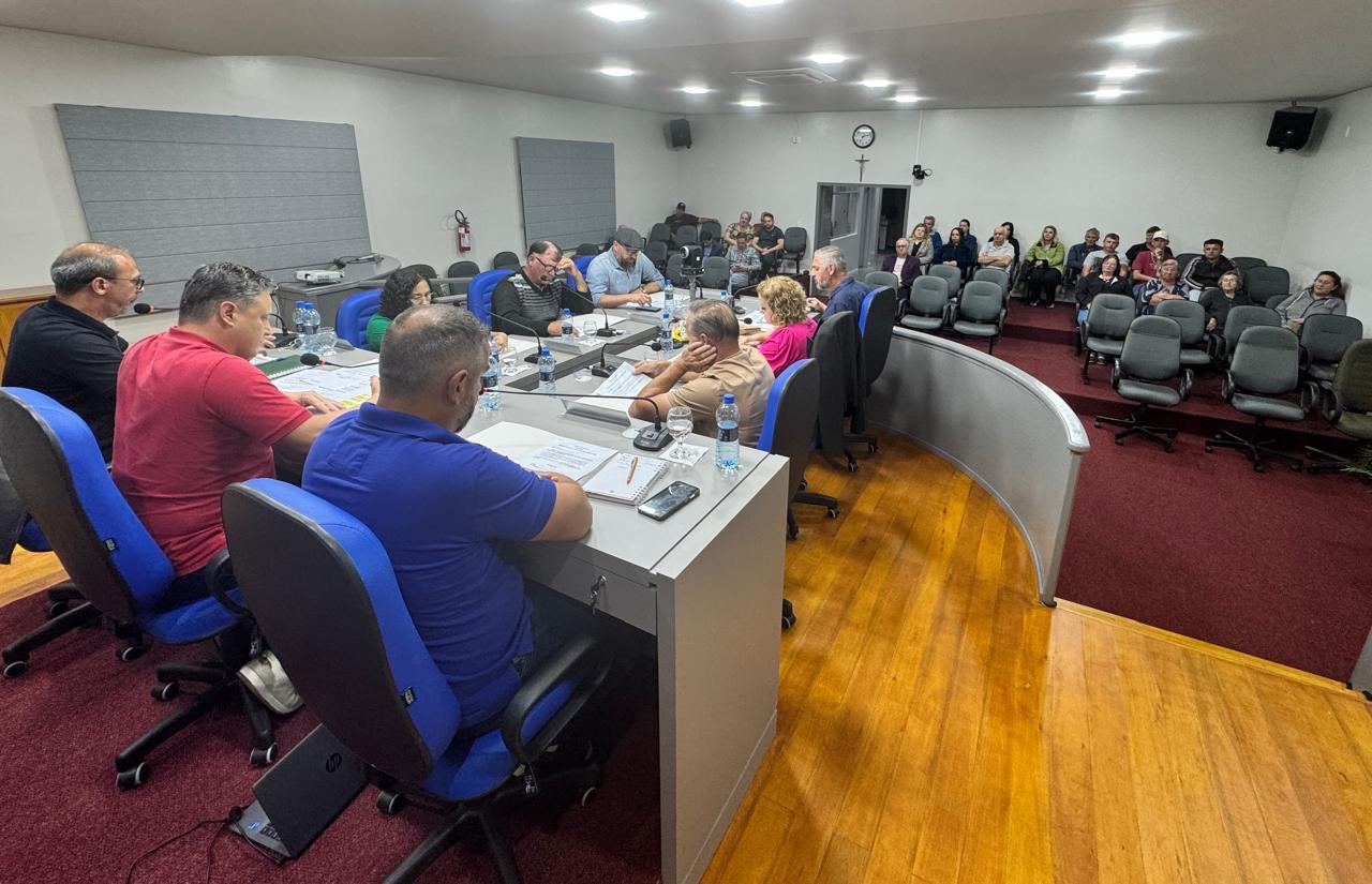 Moradores acompanham votação que oficializa Associação de Avenquinha