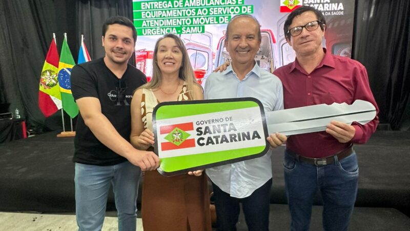 Prefeita de Santa Terezinha assina termo para ambulância do SAMU em Içara