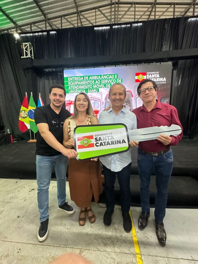 Prefeita de Santa Terezinha assina termo para ambulância do SAMU em Içara