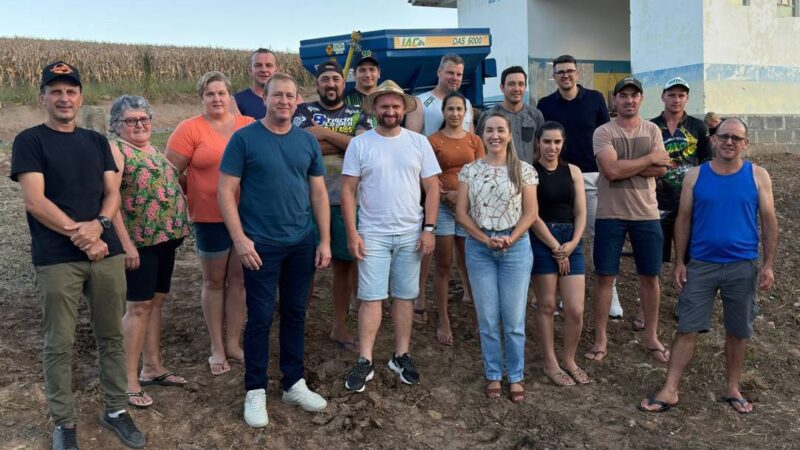 Prefeitura de Santa Terezinha realiza entrega de calcareadeira para Associação do Assentamento 25 de Maio