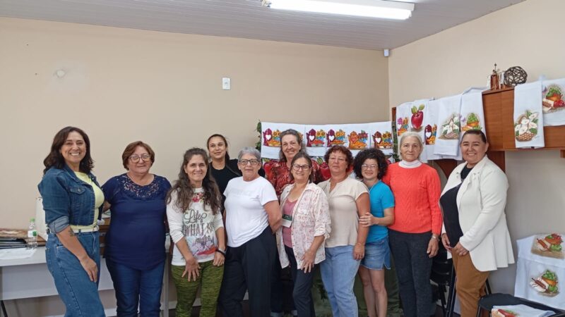 Curso de pintura em tecido fortalece autonomia feminina em São Bento do Sul